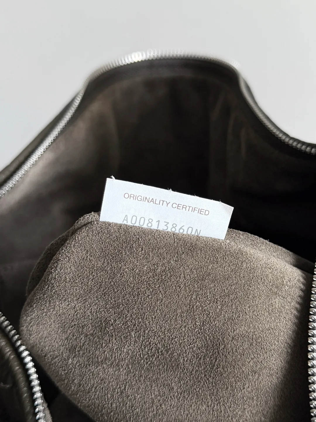Batch 2800 BOTTEGA VENETA's new Traveler deerskin series is here! The travel season is coming soon, and I believe you must need a large-capacity and simple bag. This new Traveler is very in line with the current travel craze. The whole bag is designed with deerskin and is made of the highest quality leather. It feels tougher to the touch. The super large capacity is suitable for short trips. Traveling with friends and family does not require carrying heavy luggage. It is also very convenient for friends who often travel for work. You can carry two changes of clothes and a computer with you. It also comes with an adjustable shoulder strap to free your hands. Style number: 806974 Size: 44*33*9cm